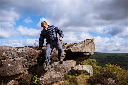 Male teenage hiker stepping down rocks on Guise Cliff, Pateley Bridge, Nidderdale, Yorkshire Dales Foto de stock - Sin royalties Premium, Código: 649-08085311