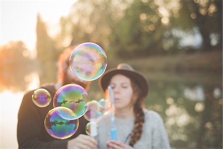 exhalation (respiration) - Young couple playing with bubbles Photographie de stock - Premium Libres de Droits, Code: 649-08085385