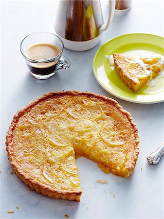 Still life of sliced Italian lemon tart Photographie de stock - Premium Libres de Droits, Code: 649-08085402