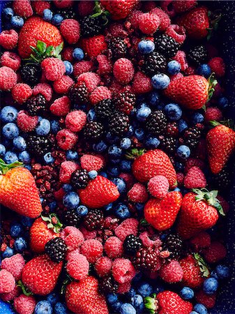 Still life with abundance of strawberries, blackberries, blueberries, raspberries and cranberries Foto de stock - Sin royalties Premium, Código: 649-08085418