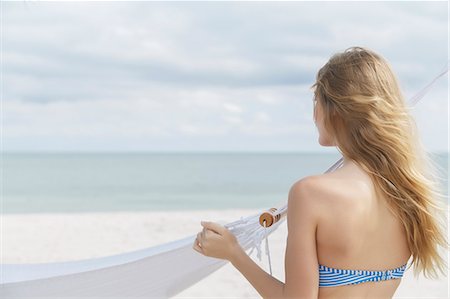 simsearch:649-08085676,k - Young blond woman looking out to sea from Miami Beach, Florida, USA Stock Photo - Premium Royalty-Free, Code: 649-08085448