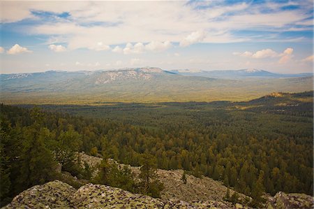 russland - Landscape view of distant forest and mountains, Sarsy Village, Sverdlovsk Oblast, Russia Stockbilder - Premium RF Lizenzfrei, Bildnummer: 649-08085450