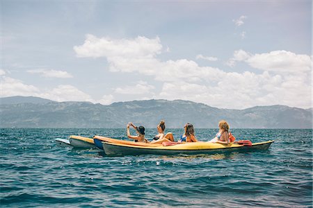 simsearch:649-09213580,k - Four young female friends kayaking on Lake Atitlan, Guatemala Photographie de stock - Premium Libres de Droits, Code: 649-08085475