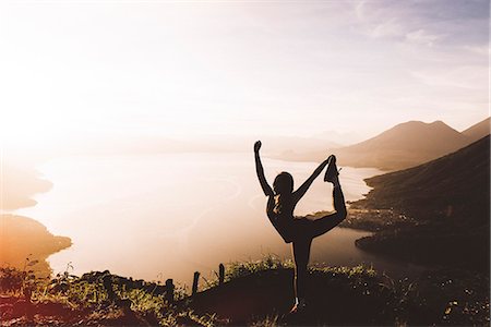 Silhouetted view of young woman posing at sunset above Lake Atitlan, Guatemala Foto de stock - Sin royalties Premium, Código: 649-08085488