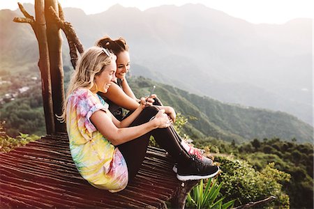 senderismo - Two young female friends on balcony over Lake Atitlan, Guatemala Foto de stock - Sin royalties Premium, Código: 649-08085497