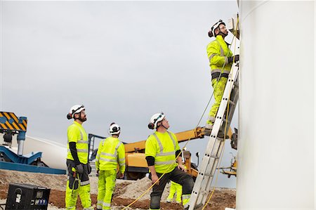 simsearch:649-08085566,k - Engineers working on wind turbine Photographie de stock - Premium Libres de Droits, Code: 649-08085522