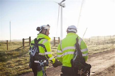 réchauffement planétaire - Two engineers at wind farm, walking together, rear view Photographie de stock - Premium Libres de Droits, Code: 649-08085566