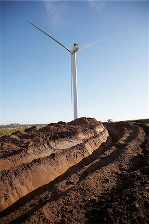 simsearch:649-08085522,k - Wind turbine against blue sky Foto de stock - Royalty Free Premium, Número: 649-08085570