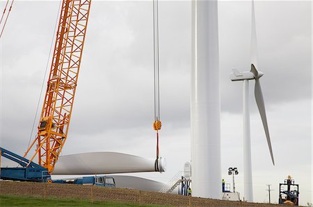 simsearch:649-08085566,k - Wind turbine being erected Photographie de stock - Premium Libres de Droits, Code: 649-08085572