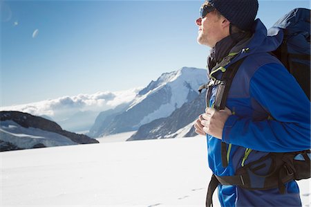 Male hiker in snow covered mountain landscape, Jungfrauchjoch, Grindelwald, Switzerland Foto de stock - Sin royalties Premium, Código: 649-08085718