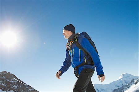 Man hiking in snow covered mountains, Jungfrauchjoch, Grindelwald, Switzerland Foto de stock - Sin royalties Premium, Código: 649-08085720