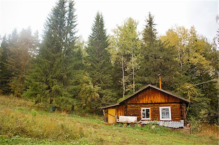 Cabin in front of forest, Sarsy village, Sverdlovsk Region, Russia Photographie de stock - Premium Libres de Droits, Code: 649-08085792