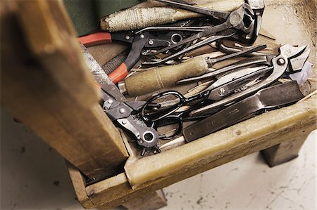 simsearch:649-05802334,k - Close up of tool box and hand tools in shoe makers workshop Foto de stock - Sin royalties Premium, Código: 649-08085834