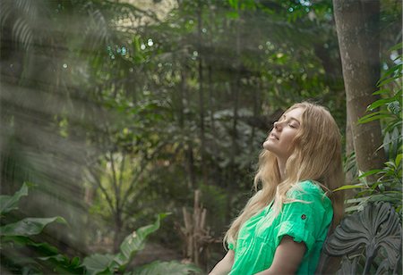 Woman relaxing in forest Foto de stock - Sin royalties Premium, Código: 649-08085865