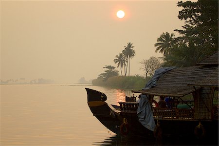 Boat on water at sunrise, Kerala, India Foto de stock - Sin royalties Premium, Código: 649-08085983