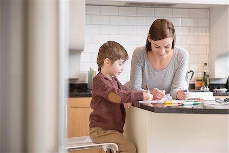 simsearch:649-08576682,k - Mother and son drawing together in kitchen Fotografie stock - Premium Royalty-Free, Codice: 649-08085994