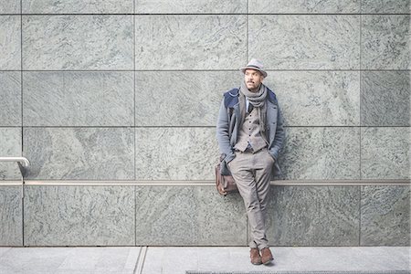 Portrait of businessman leaning against wall Stockbilder - Premium RF Lizenzfrei, Bildnummer: 649-08086037