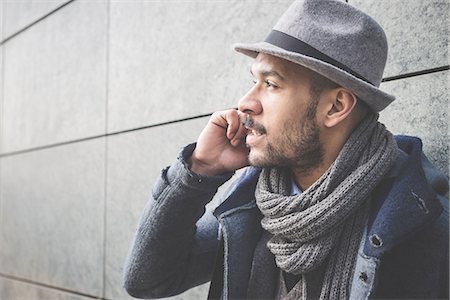 simsearch:649-07239067,k - Close up of businessman leaning against wall talking on smartphone Foto de stock - Sin royalties Premium, Código: 649-08086039