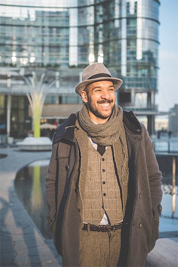 Smiling businessman outside office building Photographie de stock - Premium Libres de Droits, Le code de l’image : 649-08086043