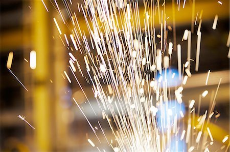 soudure - Sparks flying in factory Photographie de stock - Premium Libres de Droits, Code: 649-08086115