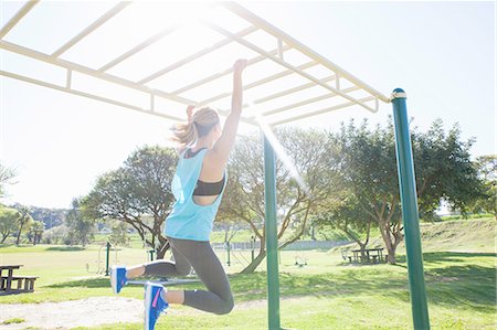 simsearch:614-09211267,k - Woman training in park on monkey bars Stockbilder - Premium RF Lizenzfrei, Bildnummer: 649-08086135