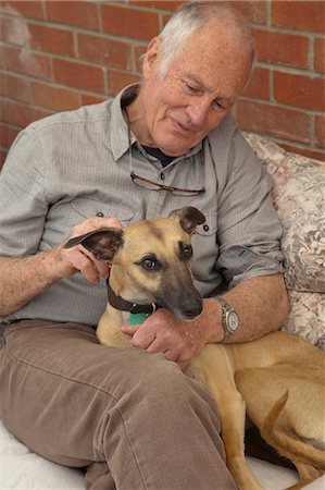 simsearch:649-08766315,k - Senior man, sitting, stroking pet dog Stockbilder - Premium RF Lizenzfrei, Bildnummer: 649-08086150