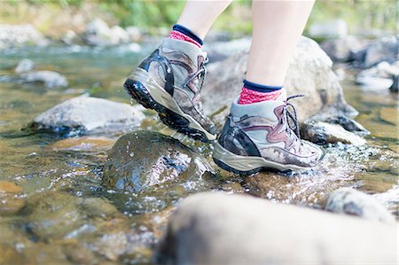 Hiker's feet walking on stones in shallow stream Stockbilder - Premium RF Lizenzfrei, Bildnummer: 649-08086235