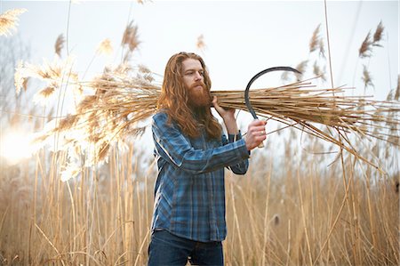 faux (outil) - Man carrying bundle of wheat Photographie de stock - Premium Libres de Droits, Code: 649-08086261