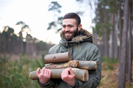 feu de bivouac - Young man collecting logs for campfire in forest Photographie de stock - Premium Libres de Droits, Code: 649-08086314