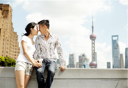 simsearch:649-07560088,k - Romantic tourist couple sitting on wall, The Bund, Shanghai, China Foto de stock - Sin royalties Premium, Código: 649-08086343