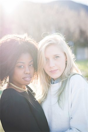 simsearch:649-08086803,k - Portrait of two young women in park Fotografie stock - Premium Royalty-Free, Codice: 649-08086412