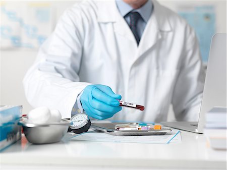 Doctor preparing patients blood urine and other samples for testing Foto de stock - Sin royalties Premium, Código: 649-08086423