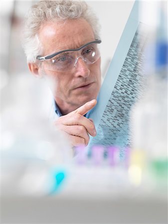 Scientist viewing DNA autoradiogram experiment in laboratory Fotografie stock - Premium Royalty-Free, Codice: 649-08086695