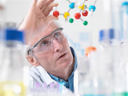 Scientist viewing molecular model of a chemical formula in a laboratory Foto de stock - Sin royalties Premium, Código: 649-08086697