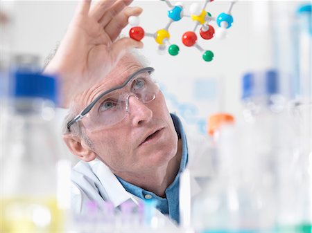 Scientist viewing molecular model of a chemical formula in a laboratory Photographie de stock - Premium Libres de Droits, Code: 649-08086697