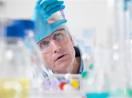 Close up of scientist holding a phial containing a DNA sample Foto de stock - Sin royalties Premium, Código: 649-08086702