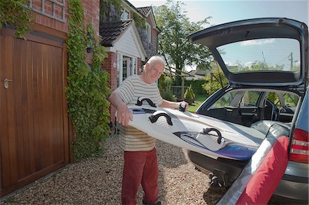 surf boards - Senior man removing surfboard from car boot Foto de stock - Sin royalties Premium, Código: 649-08086715