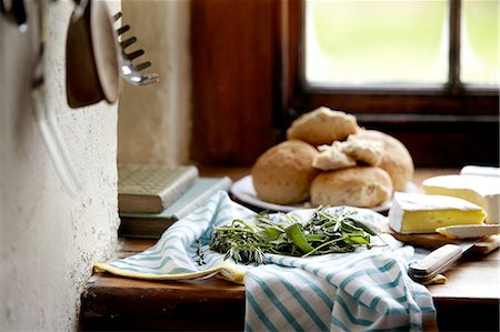 queso brie - Bread rolls and brie on kitchen counter Photographie de stock - Premium Libres de Droits, Code: 649-08086751