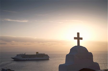 View of church and sea ferry at sunset, Oia, Santorini, Cyclades, Greece Photographie de stock - Premium Libres de Droits, Code: 649-08086760