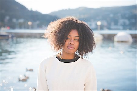 simsearch:649-08086803,k - Portrait of young woman at Lake Como, Italy Fotografie stock - Premium Royalty-Free, Codice: 649-08086827