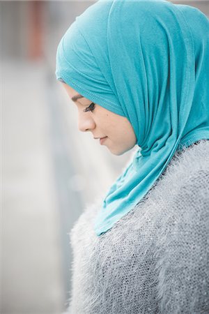 simsearch:649-08086479,k - Close up portrait of young woman wearing turquoise hijab on footbridge Stock Photo - Premium Royalty-Free, Code: 649-08086831