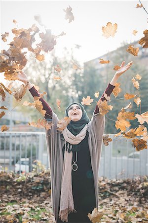 simsearch:649-08824082,k - Young woman throwing autumn leaves in park Foto de stock - Sin royalties Premium, Código: 649-08086843