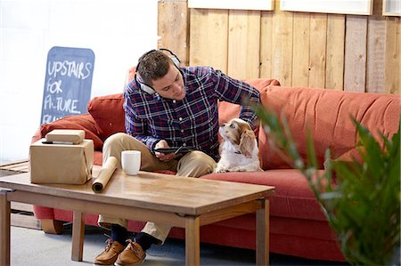 simsearch:649-08118581,k - Mid adult man petting dog in picture framers showroom Photographie de stock - Premium Libres de Droits, Code: 649-08086941