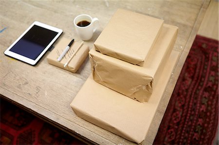 pacchetto - Still life of parcels and digital tablet in picture framers workshop Fotografie stock - Premium Royalty-Free, Codice: 649-08086965