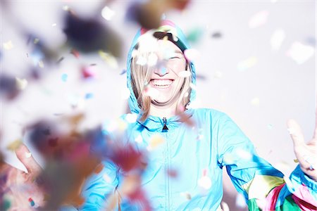 simsearch:649-08117852,k - Studio shot of young woman scattering confetti Photographie de stock - Premium Libres de Droits, Code: 649-08117849