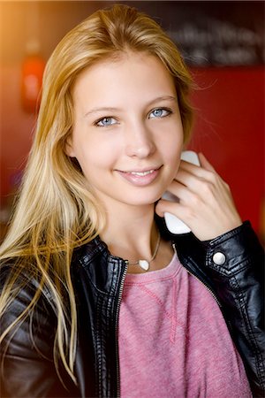 simsearch:649-08117913,k - Portrait of young woman holding smartphone in cafe Stockbilder - Premium RF Lizenzfrei, Bildnummer: 649-08117924