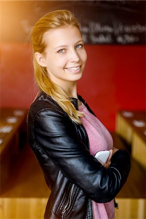 simsearch:649-08117916,k - Portrait of confident young woman with arms folded in cafe Photographie de stock - Premium Libres de Droits, Code: 649-08117923