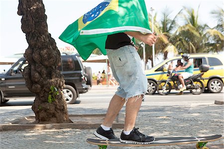 simsearch:614-09159593,k - Young man skateboarding wrapped in Brazilian flag, Copacabana, Rio De Janeiro, Brazil Foto de stock - Royalty Free Premium, Número: 649-08117951