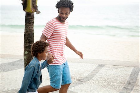 Father and son running hand in hand on Ipanema beach, Rio De Janeiro, Brazil Photographie de stock - Premium Libres de Droits, Code: 649-08118013