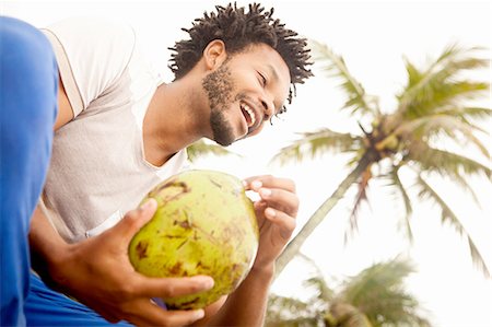 simsearch:649-07119384,k - Low angle view of mid adult man drinking coconut milk, Ipanema beach, Rio De Janeiro, Brazil Foto de stock - Sin royalties Premium, Código: 649-08118052